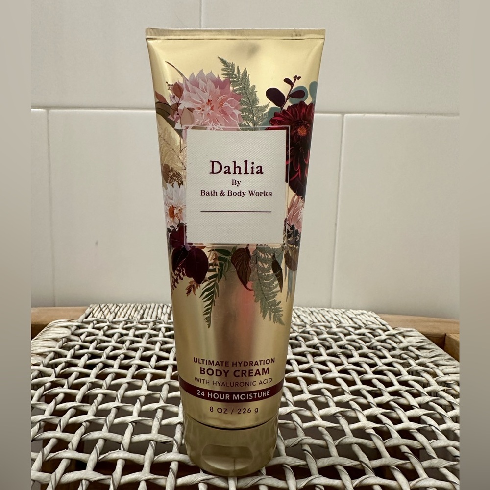 NWT Bath & Body Works Dahila Ultimate Hydration body lotion